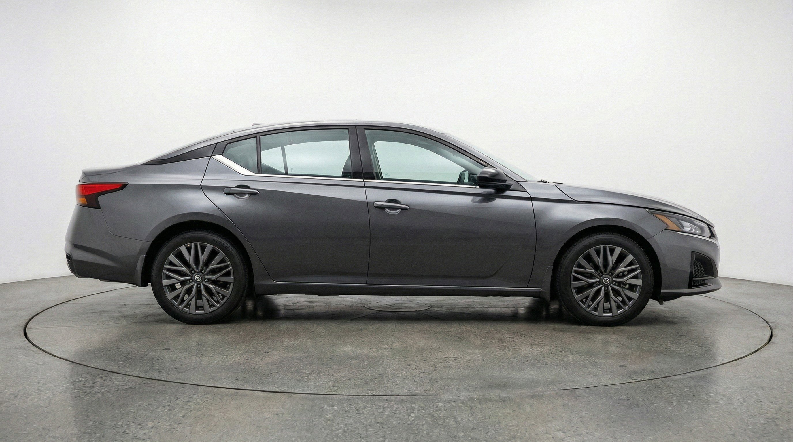 Used 2025 Nissan Altima 2.5 SV FWD image 11