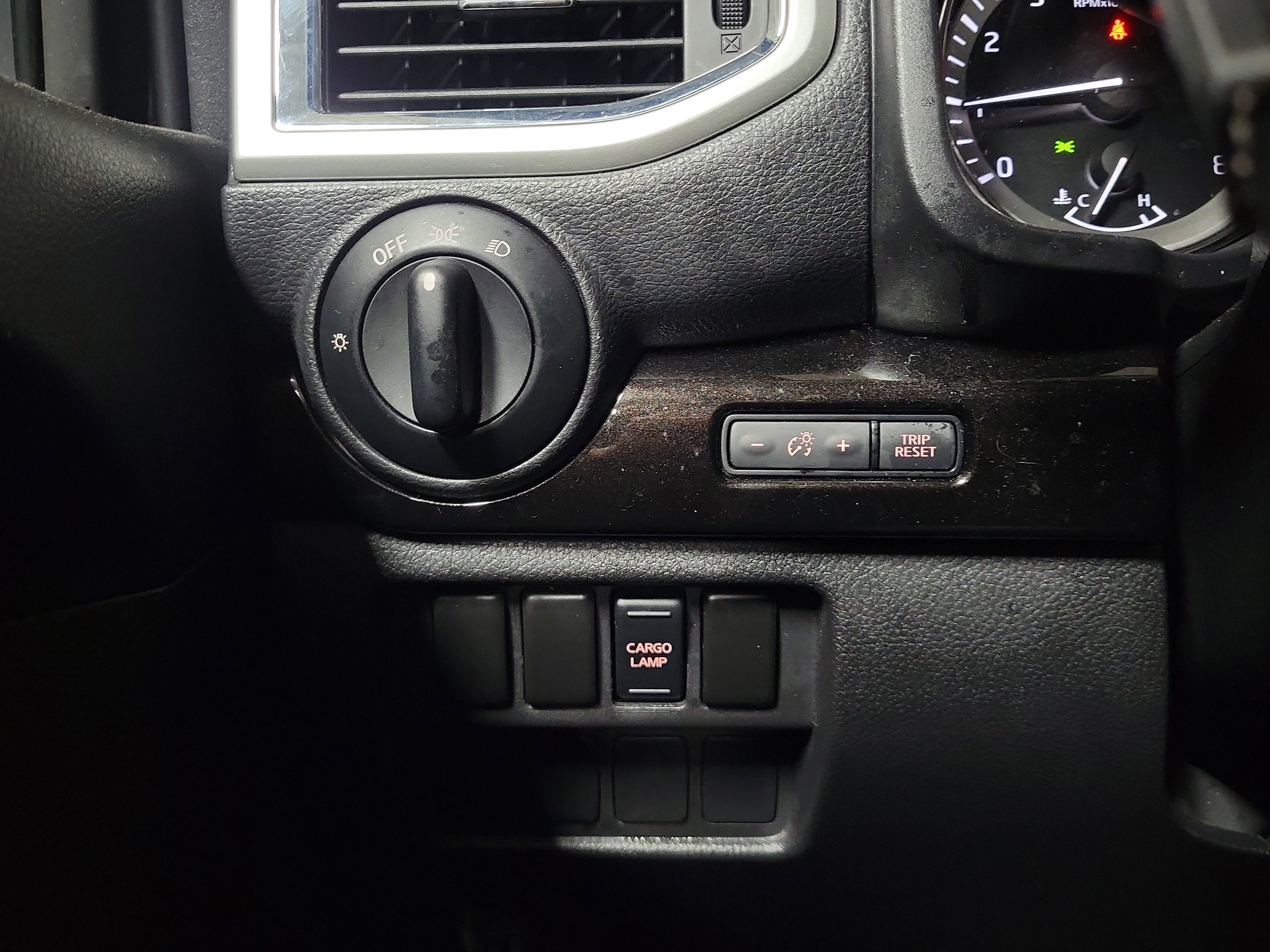 Used 2019 Nissan Titan SV image 22
