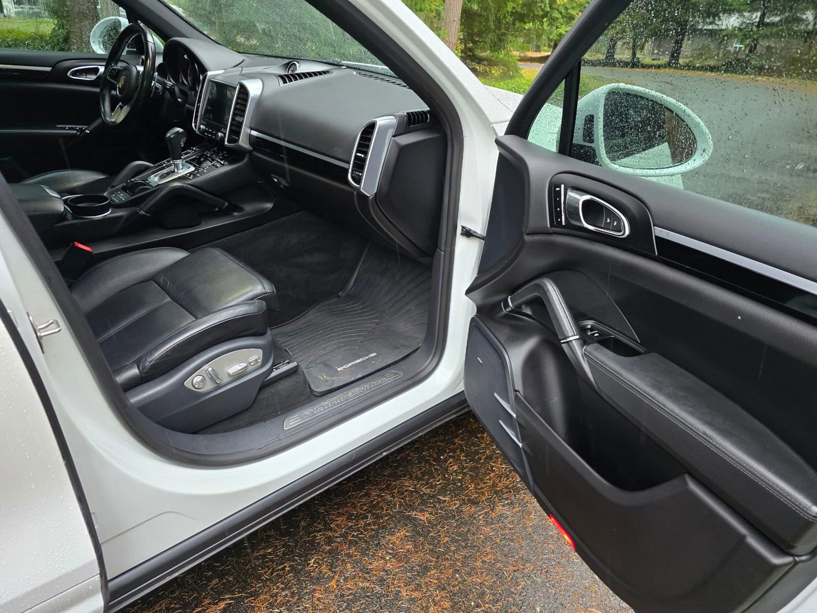 Used 2017 Porsche Cayenne Platinum Edition image 10