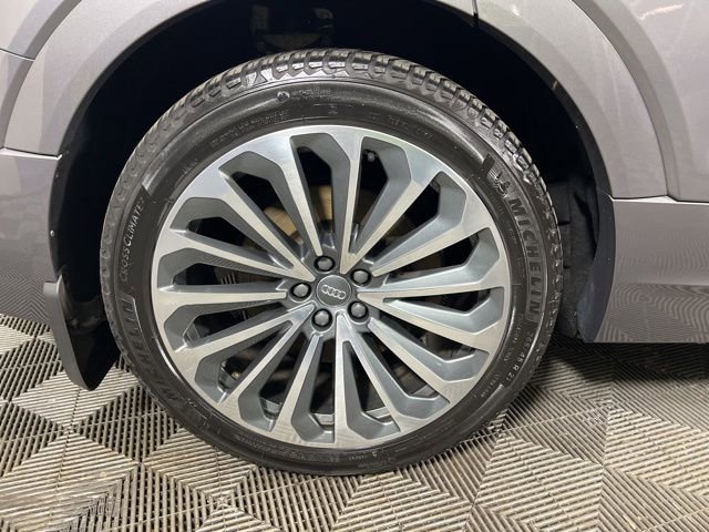 Used 2019 Audi e-tron Prestige w/ Prestige Package image 12