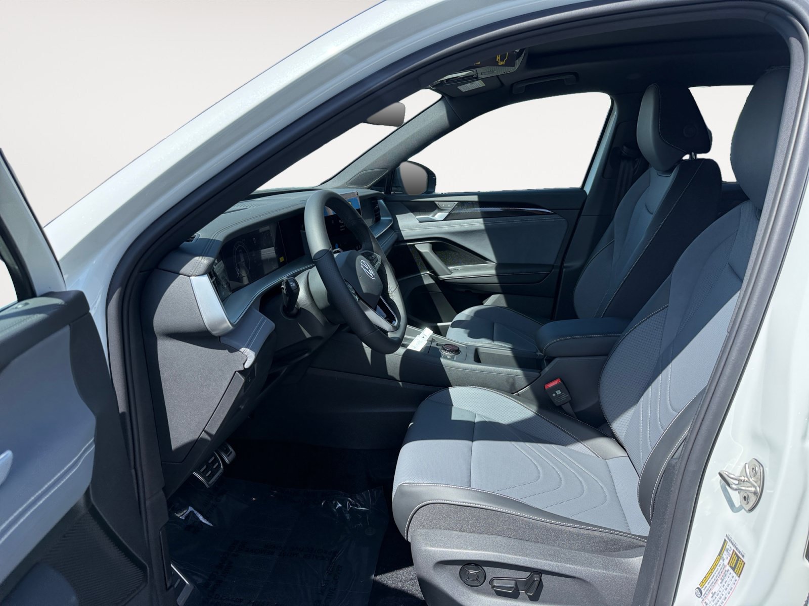 New 2026 Volkswagen Tiguan SE R-Line FWD image 10