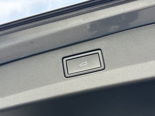 Used 2025 Volkswagen Tiguan SE image 14