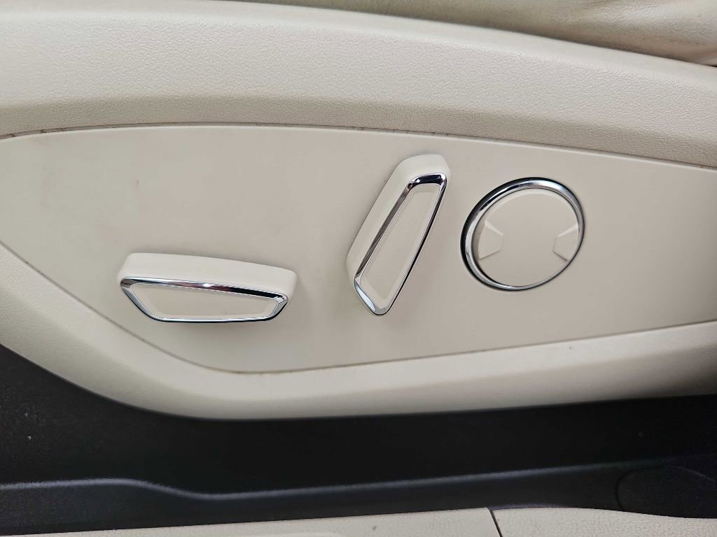 Used 2017 Lincoln MKC Reserve w/ Lincoln MKC Climate Package image 33