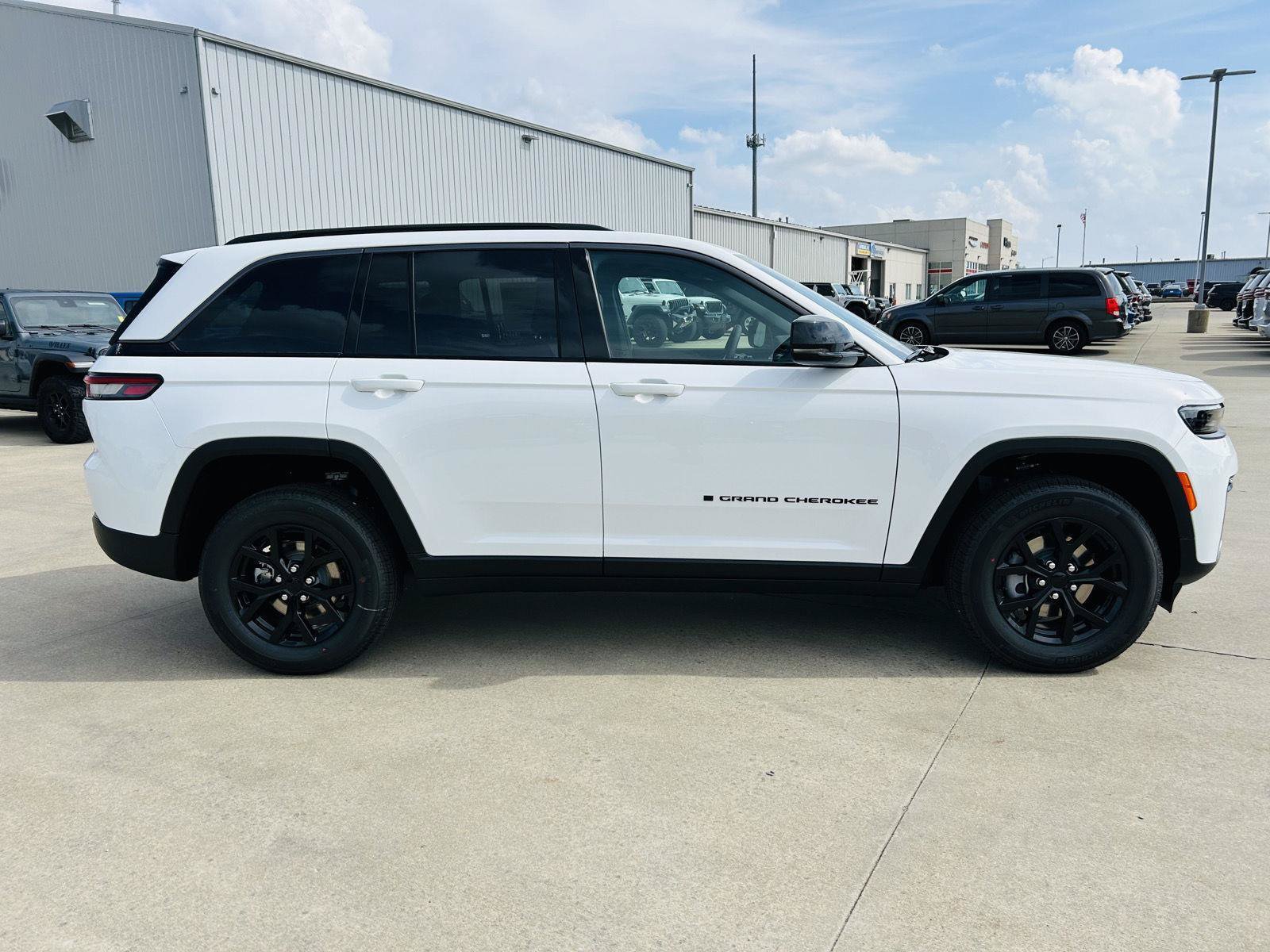 New 2026 Jeep Grand Cherokee Altitude AWD/4WD image 40