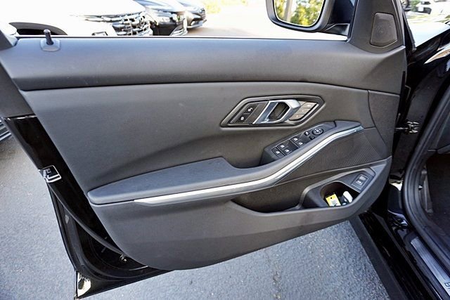 Used 2025 BMW 330i xDrive Sedan w/ Convenience Package image 23