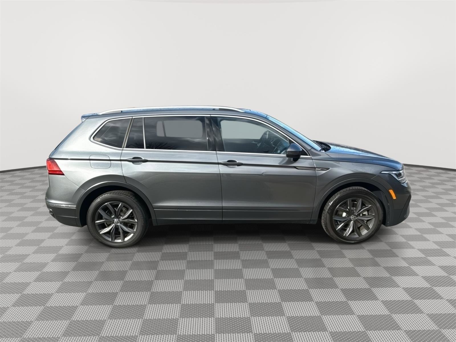 Used 2023 Volkswagen Tiguan SE w/ Panoramic Sunroof Package AWD/4WD image 4