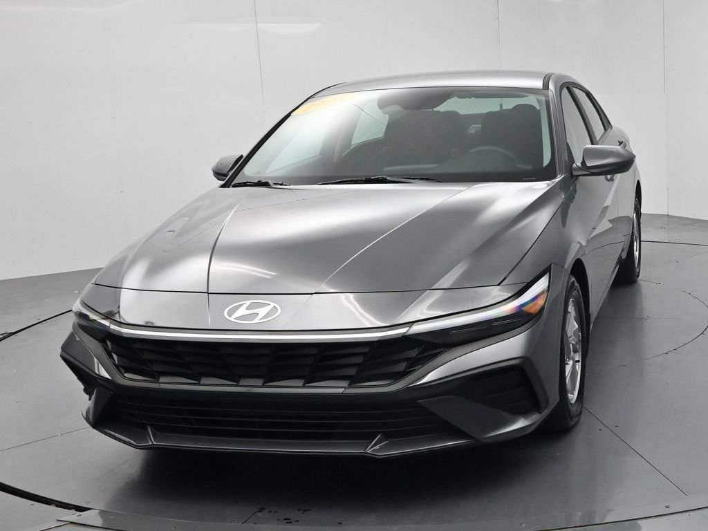 Used 2025 Hyundai Elantra SE FWD image 3