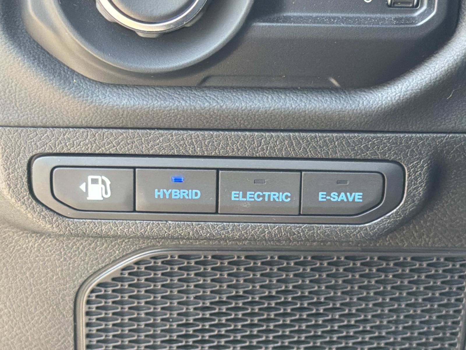 Used 2024 Jeep Wrangler Unlimited Sahara w/ Technology Group AWD/4WD image 18