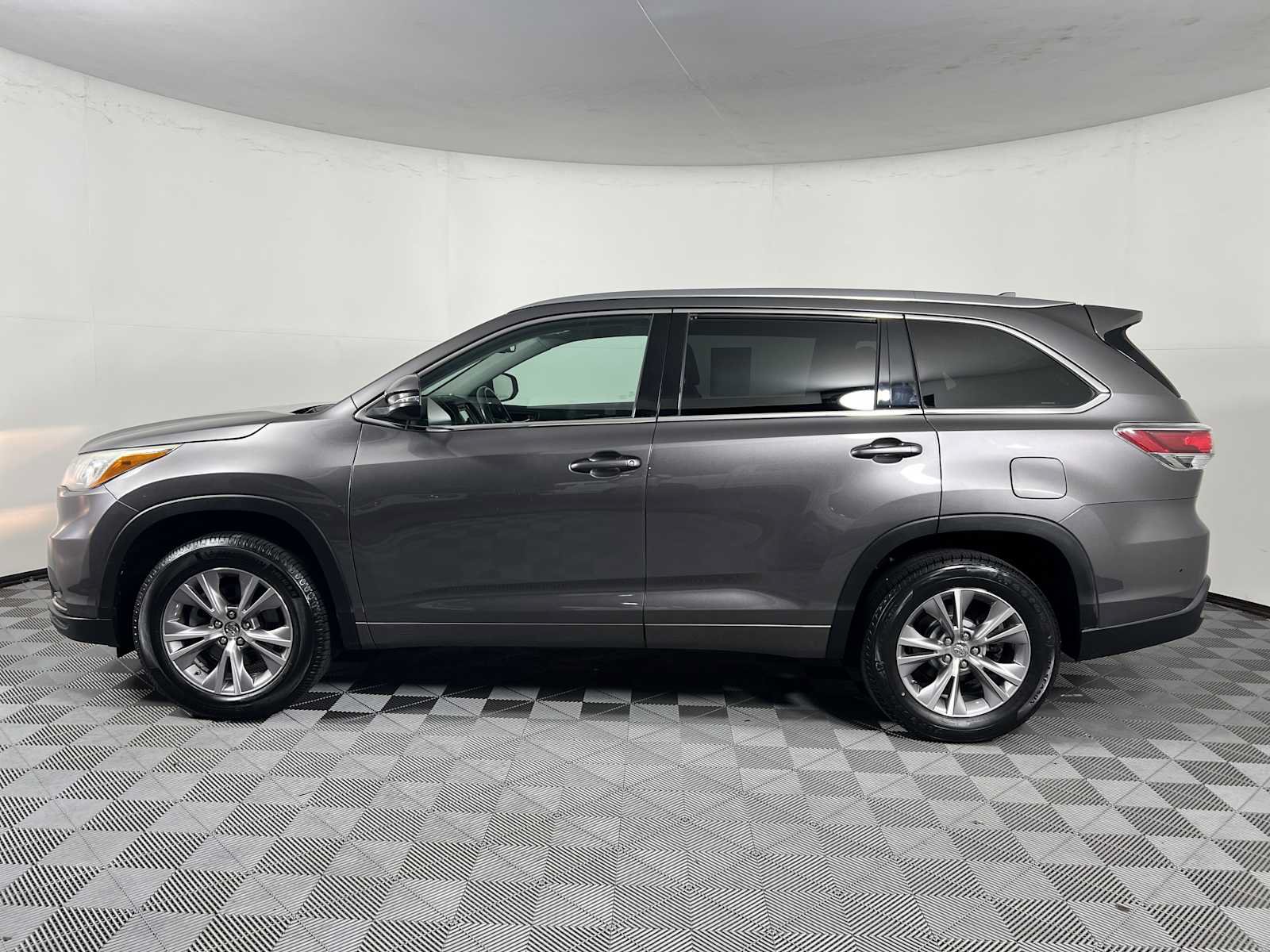 Used 2015 Toyota Highlander XLE FWD image 7