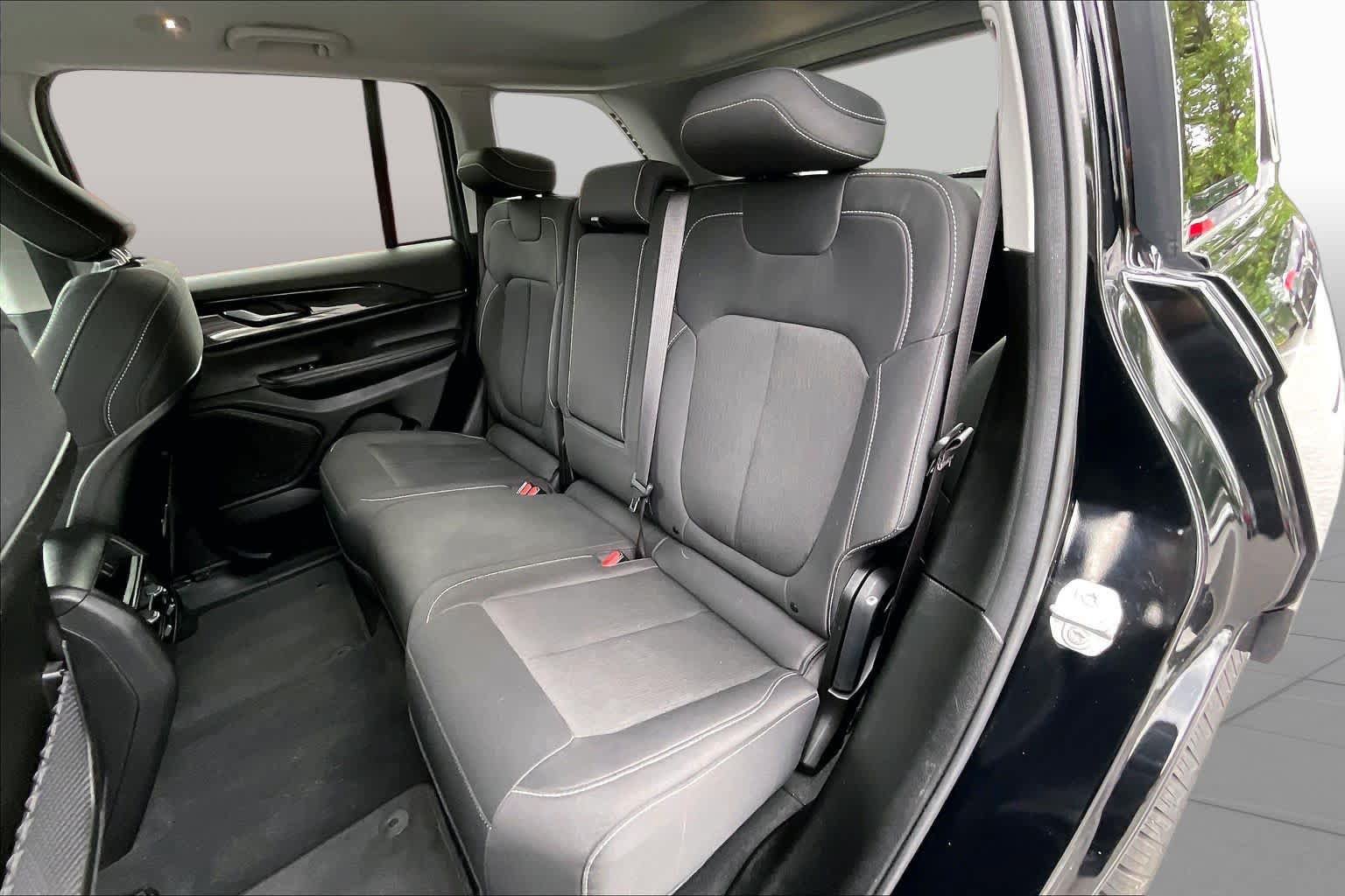 Used 2023 Jeep Grand Cherokee Laredo AWD/4WD image 20