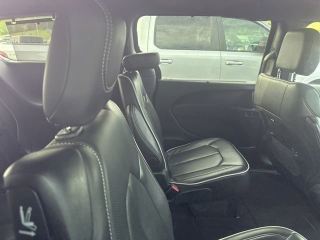 Used 2025 Chrysler Pacifica Limited FWD image 35