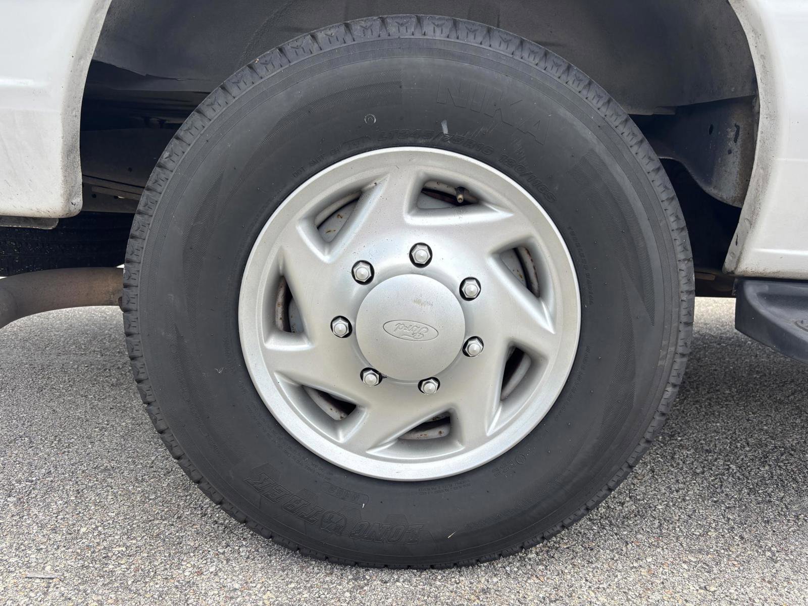 Used 2010 Ford E-350 and Econoline 350 XL image 40