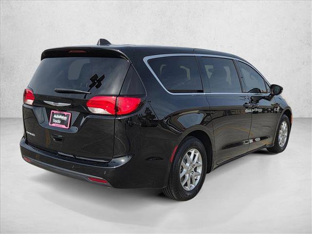 Used 2025 Chrysler Voyager LX image 5