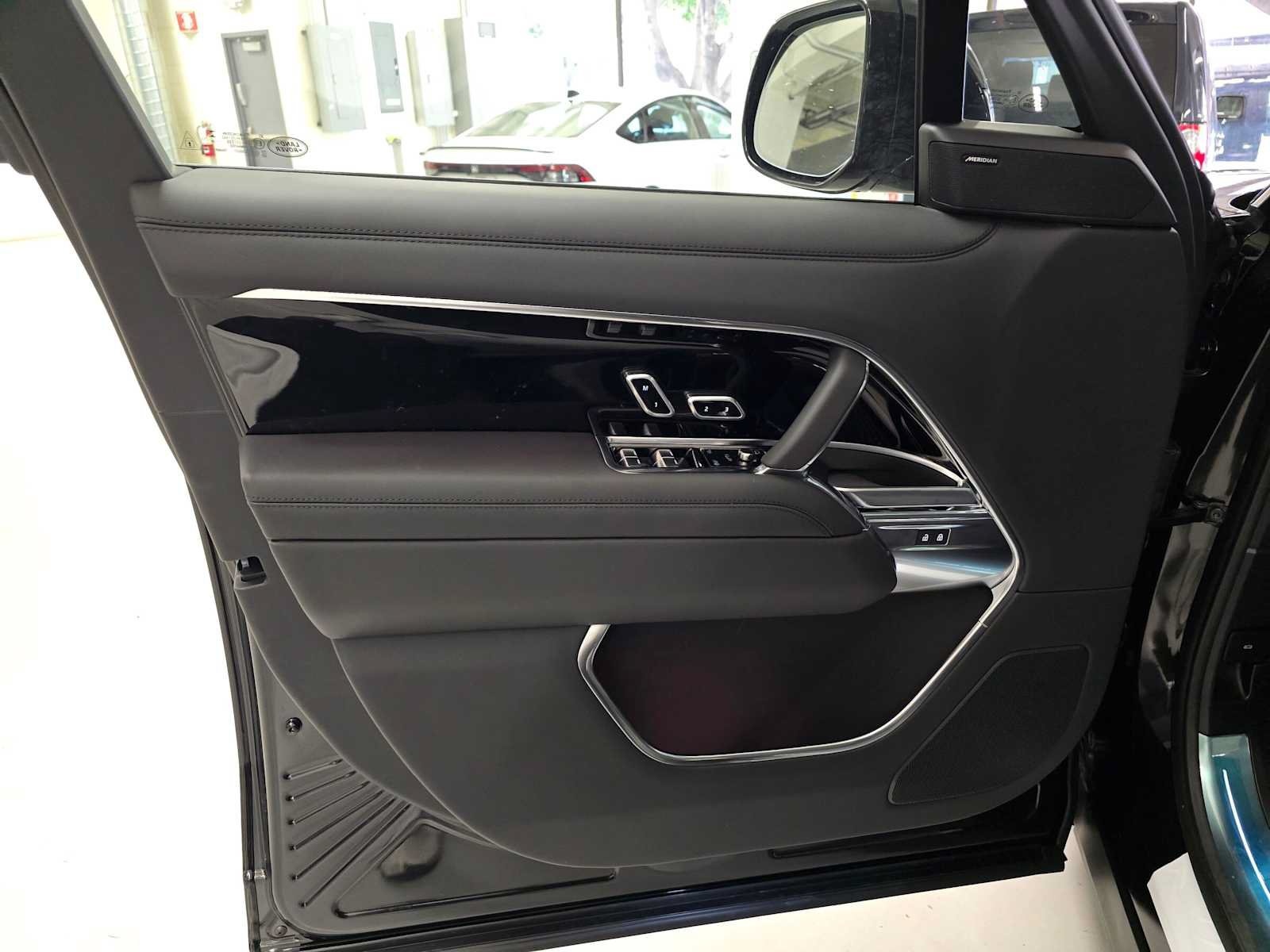 New 2026 Land Rover Range Rover Long Wheelbase SE AWD/4WD image 21