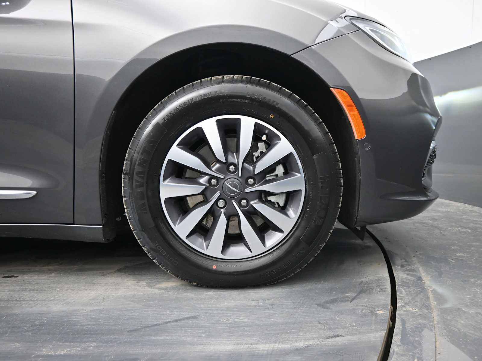 Used 2021 Chrysler Pacifica Limited w/ Uconnect Theater Family Group image 10