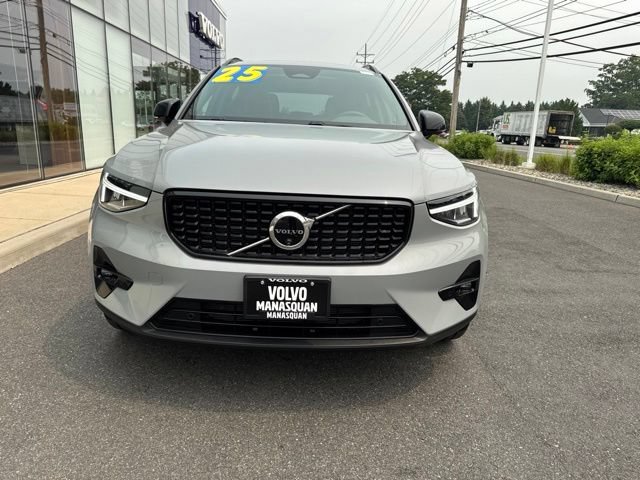 Certified 2025 Volvo XC40 B5 Plus AWD/4WD image 7