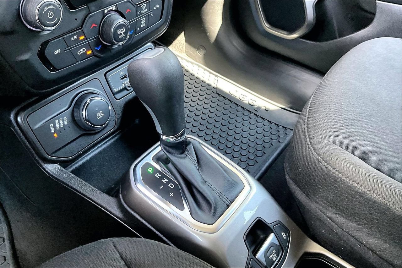 Certified 2022 Jeep Renegade Latitude AWD/4WD image 30
