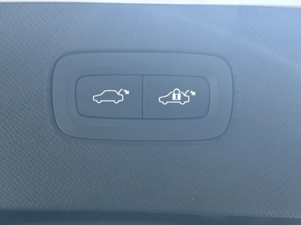 Used 2025 Volvo XC90 B5 Plus w/ Protection Package Premier image 11