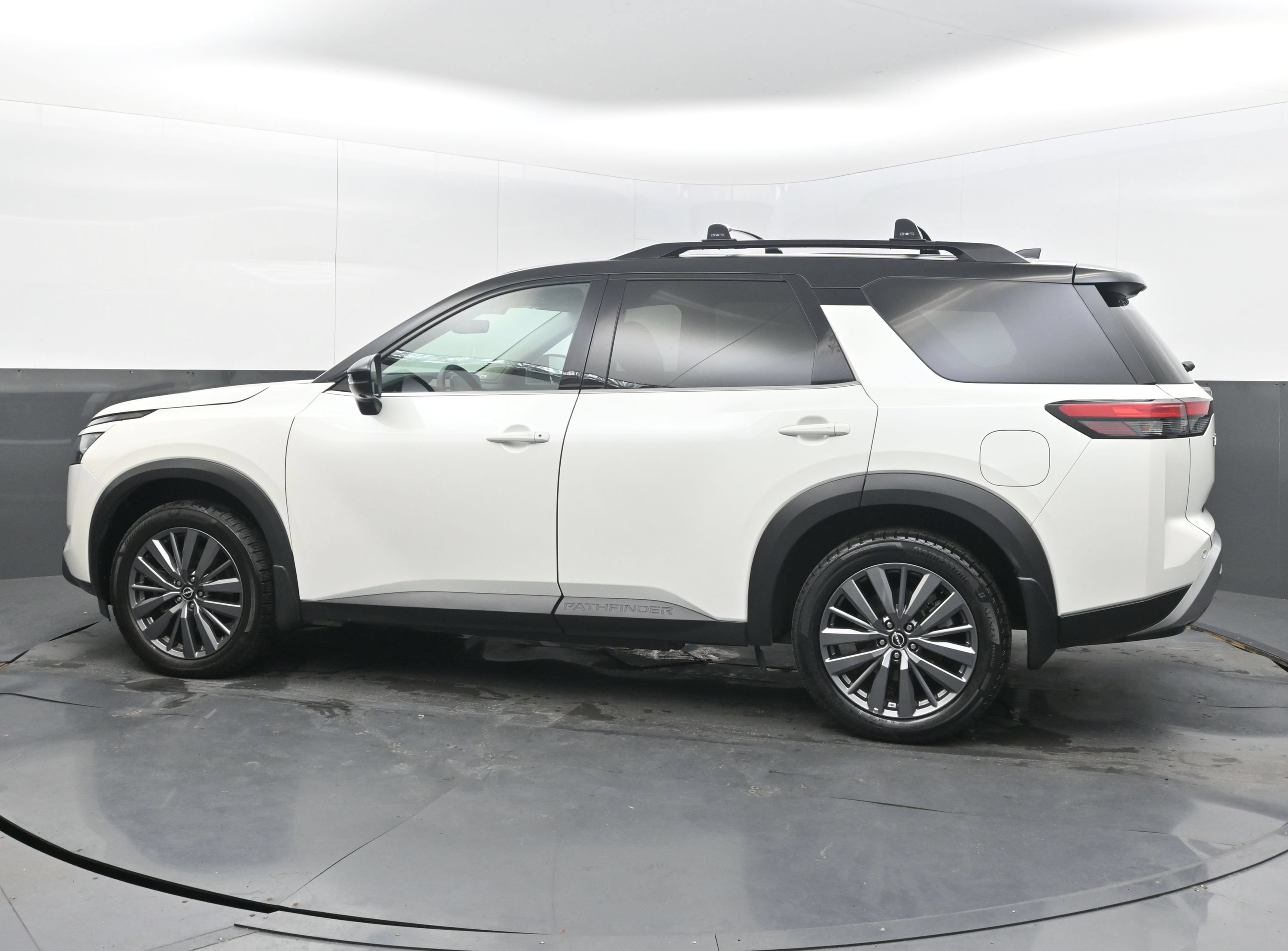 Used 2024 Nissan Pathfinder SL w/ SL Premium Package FWD image 7