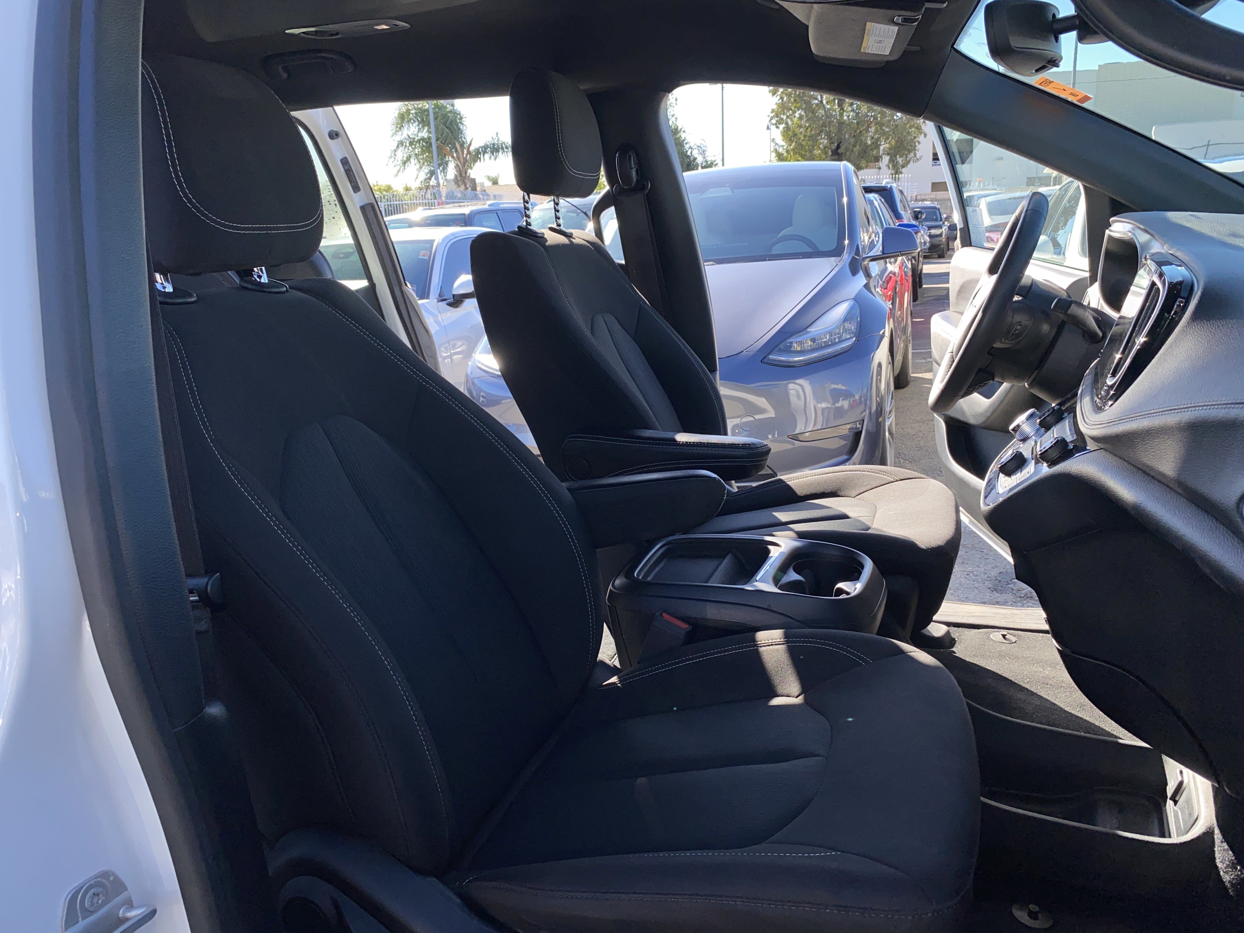 Used 2023 Chrysler Pacifica Touring image 24