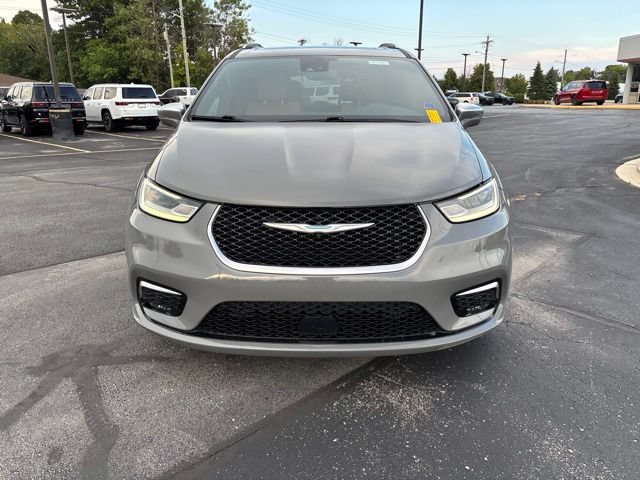 Used 2021 Chrysler Pacifica Pinnacle FWD image 2