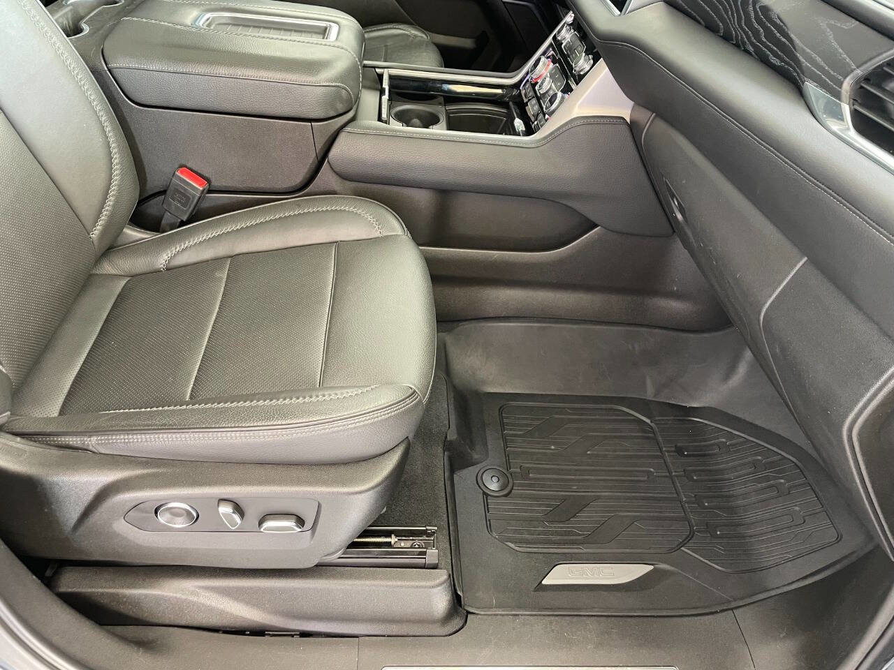 Used 2021 GMC Yukon Denali w/ Denali Premium Package image 36