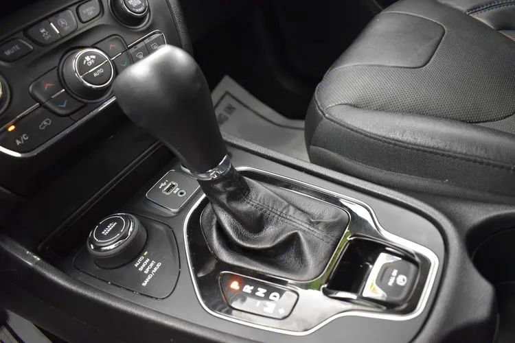 Used 2020 Jeep Cherokee Limited AWD/4WD image 39
