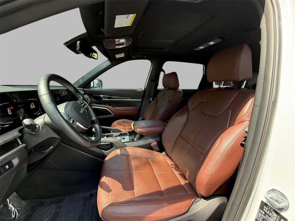 Used 2024 Kia Telluride EX w/ EX Captain's Chair Package image 2