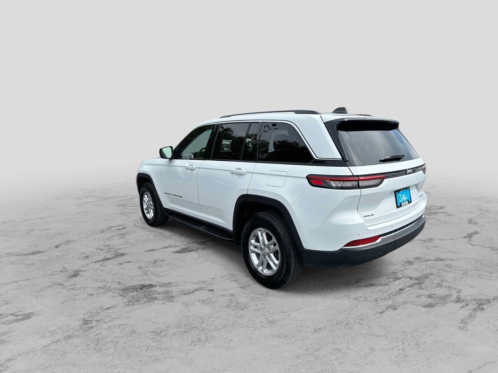 Used 2023 Jeep Grand Cherokee Laredo AWD/4WD image 6