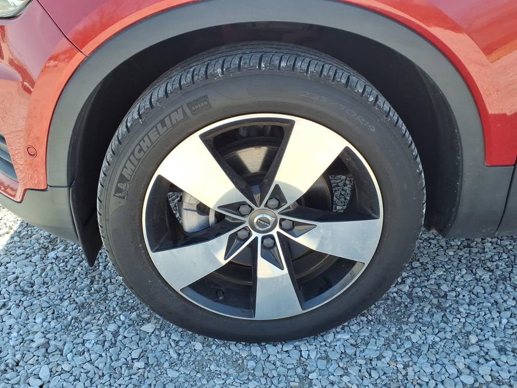 Used 2019 Volvo XC40 T4 Momentum image 13