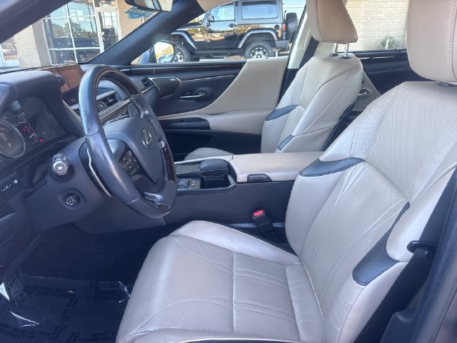 Used 2021 Lexus ES 300h Ultra Luxury w/ Accessory Package FWD image 9