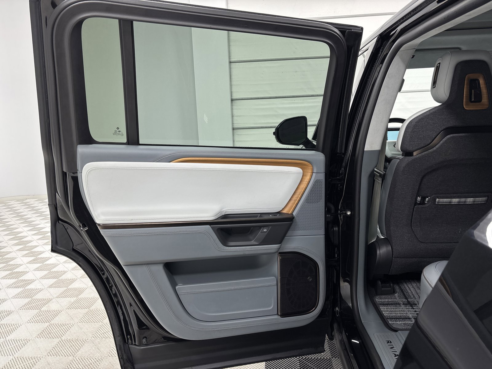 Used 2025 Rivian R1S Premium image 17
