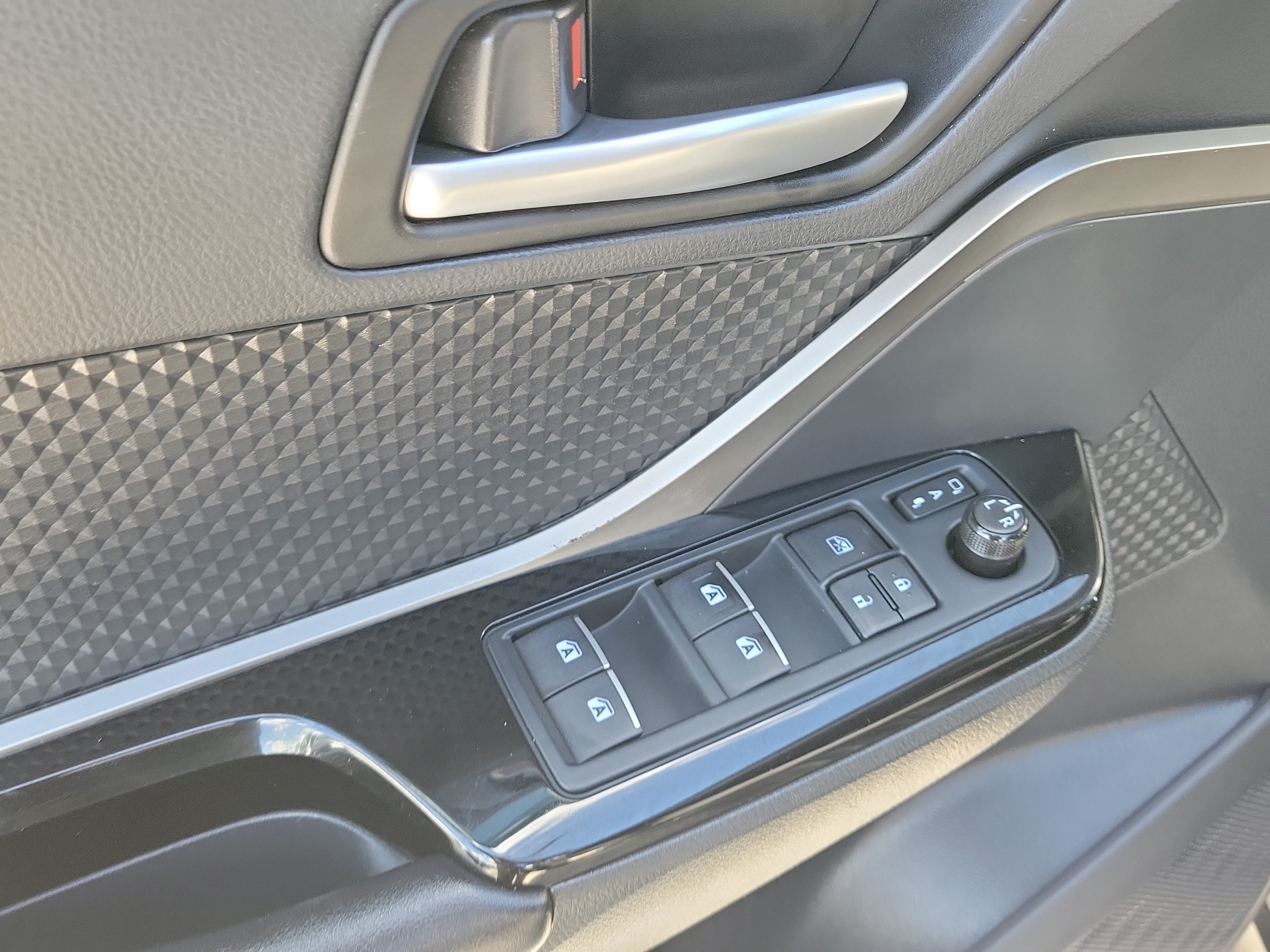Used 2019 Toyota C-HR XLE FWD image 12