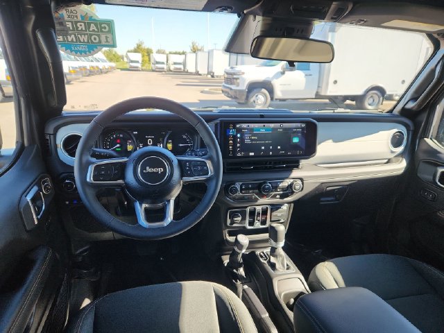 Used 2025 Jeep Wrangler Unlimited Sahara AWD/4WD image 34