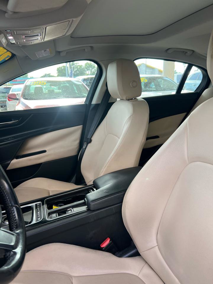 Used 2018 Jaguar XE Premium RWD image 11