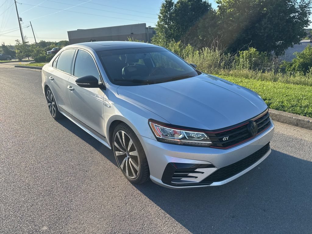 Used 2018 Volkswagen Passat 3.6 FWD image 2
