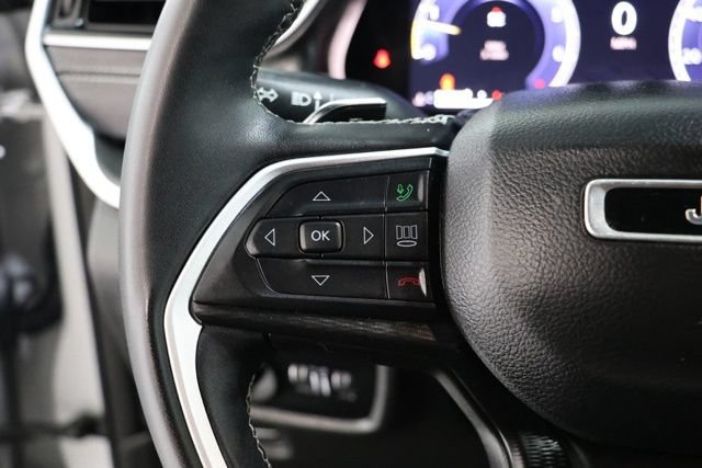 Used 2023 Jeep Grand Cherokee Altitude AWD/4WD image 18