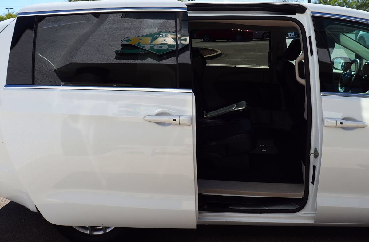 Used 2024 Chrysler Pacifica Touring-L FWD image 28