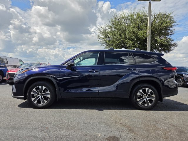 Used 2022 Toyota Highlander XLE AWD/4WD image 3