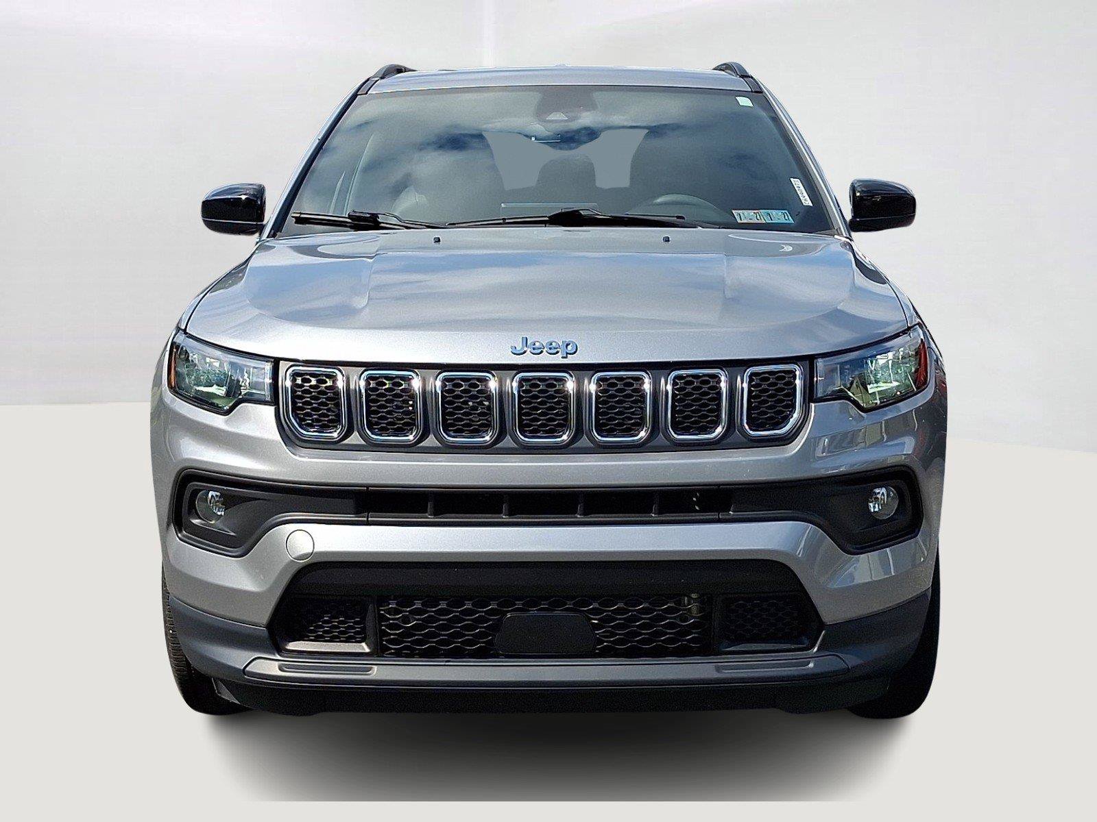Used 2023 Jeep Compass Latitude AWD/4WD image 2