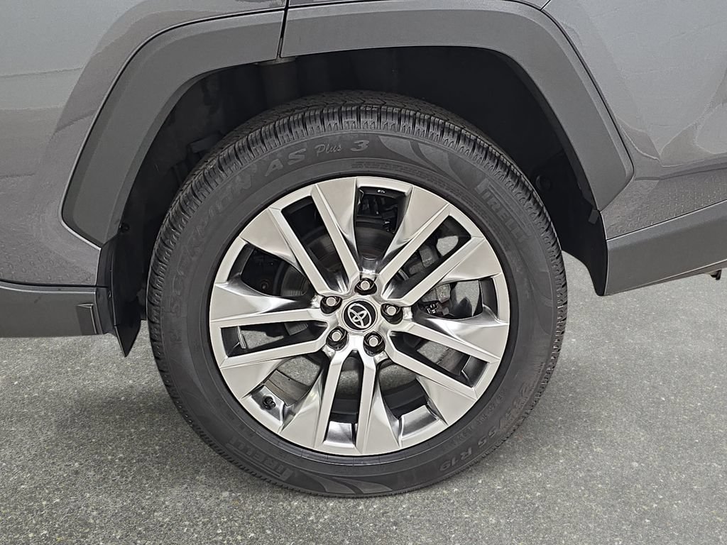 Used 2021 Toyota RAV4 XLE Premium AWD/4WD image 33