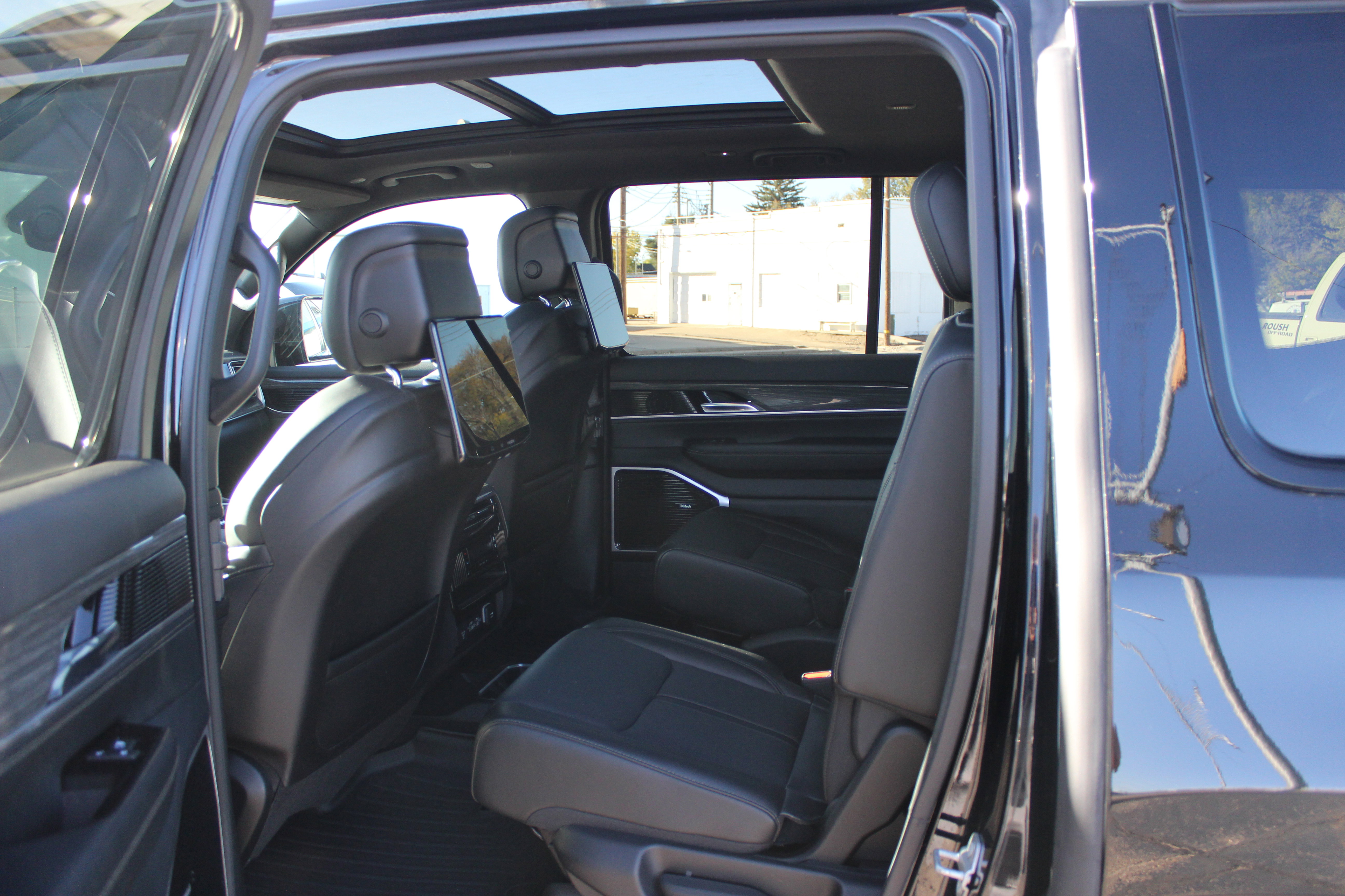 Used 2022 Jeep Wagoneer Series III w/ Premium Group I image 18
