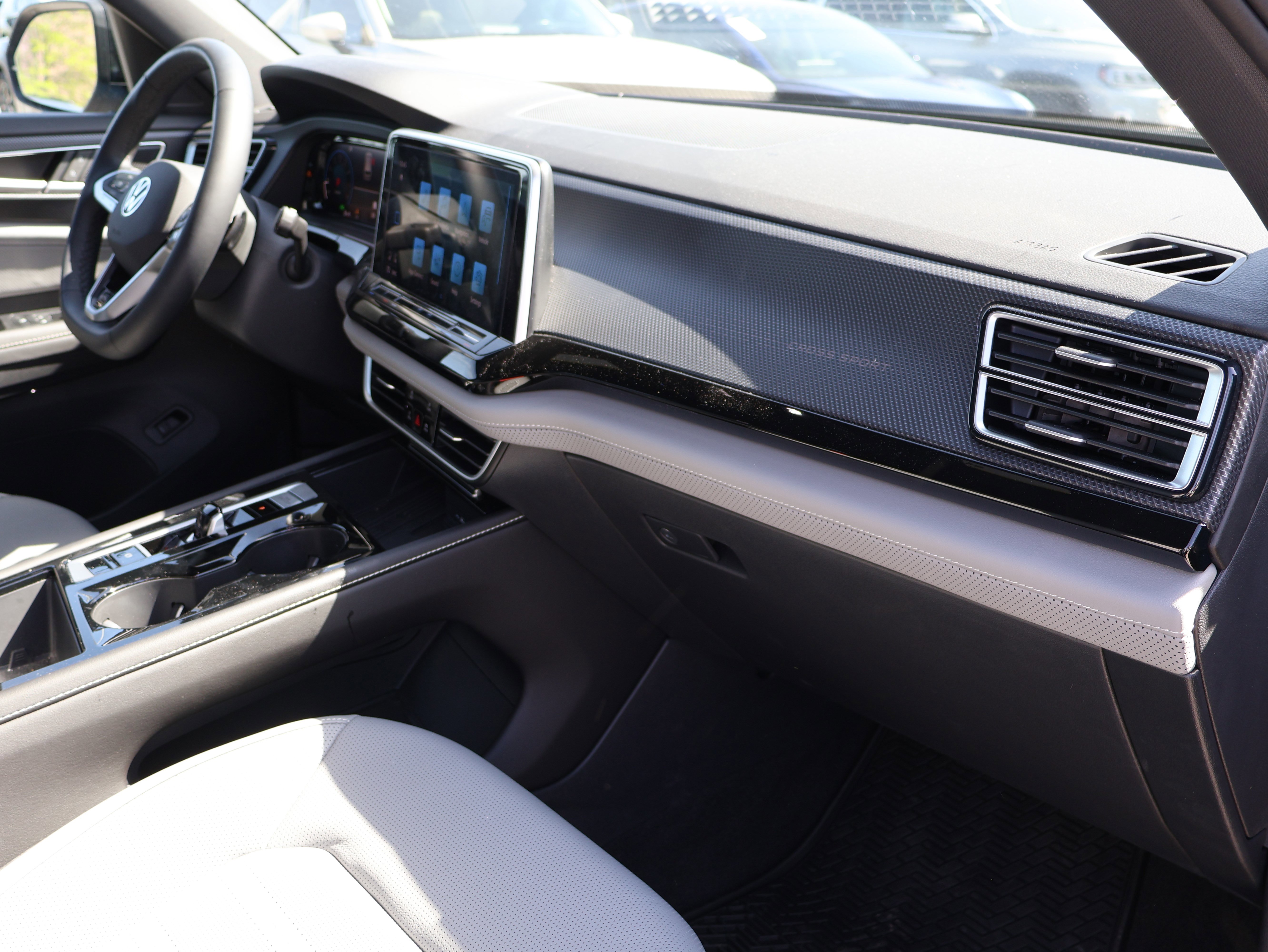 Used 2025 Volkswagen Atlas Cross Sport SEL R-Line AWD/4WD image 17