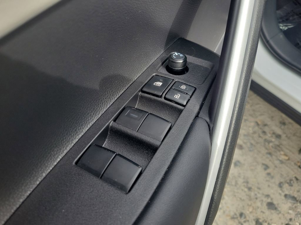 Used 2025 Toyota Corolla Cross L image 14
