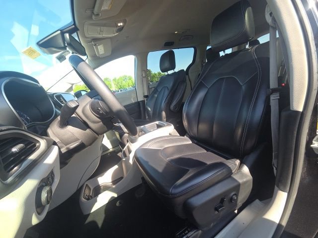 Used 2023 Chrysler Pacifica Touring-L FWD image 28