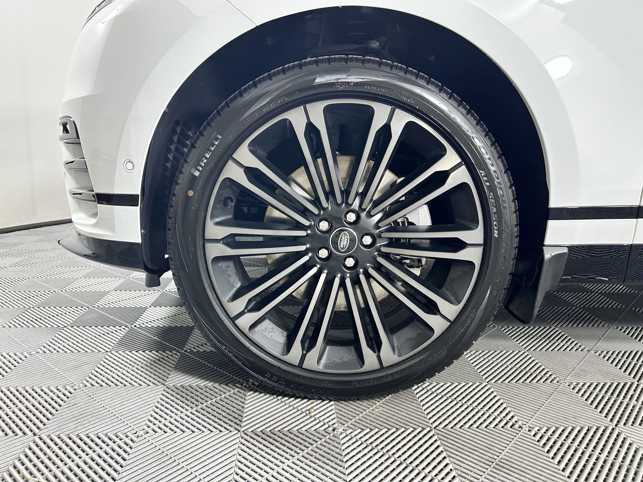 New 2026 Land Rover Range Rover Velar Dynamic SE image 9