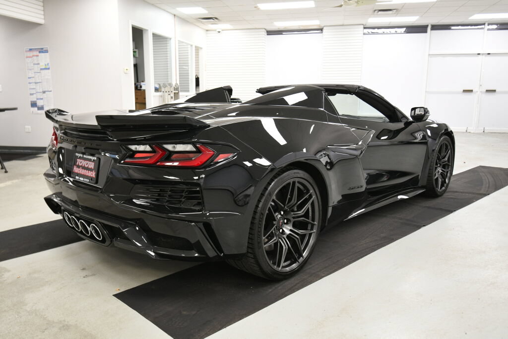 Used 2024 Chevrolet Corvette Z06 RWD image 7