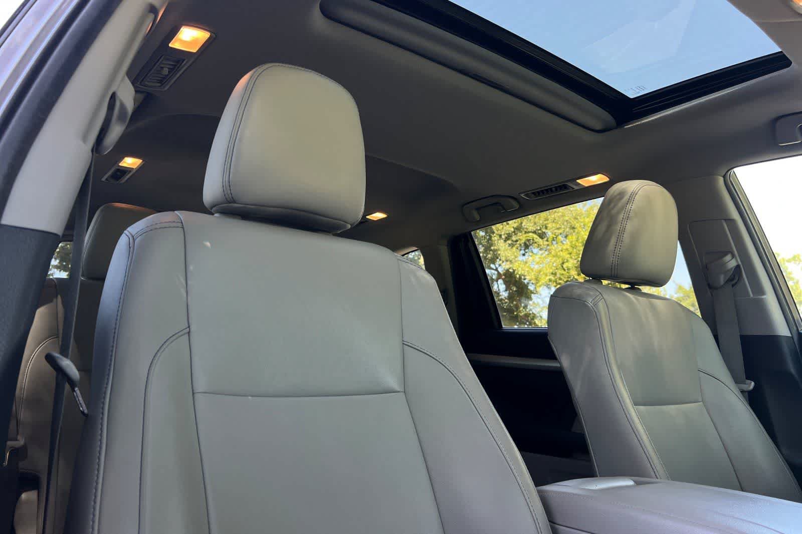 Used 2019 Toyota Highlander XLE FWD image 18