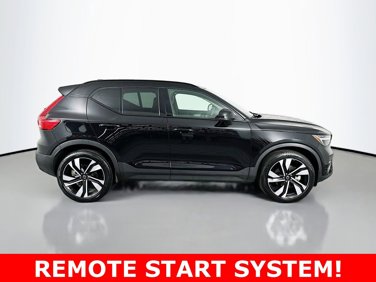 Used 2025 Volvo XC40 B5 Plus image 8