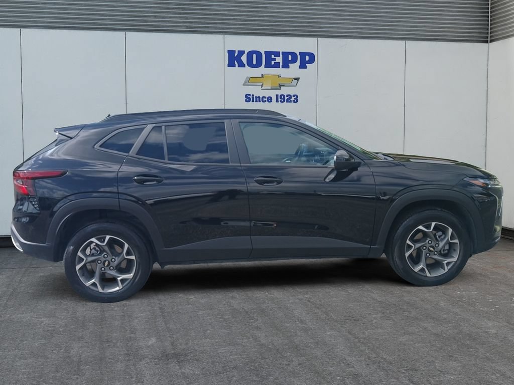 Used 2025 Chevrolet Trax LT FWD image 6